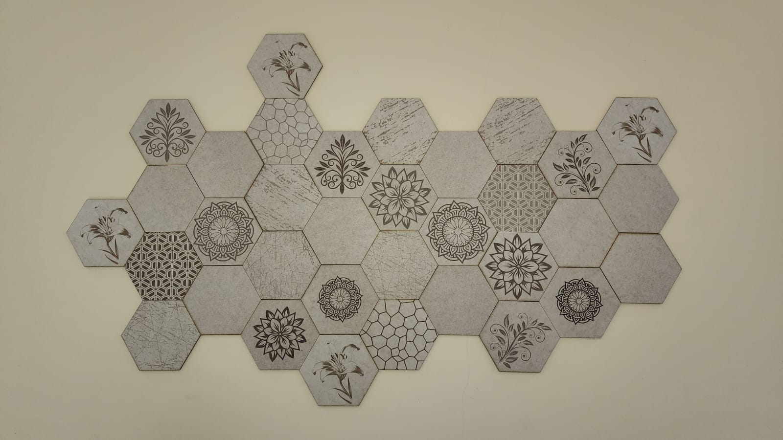 Painel Hexa 148 instalado em ambiente decorado